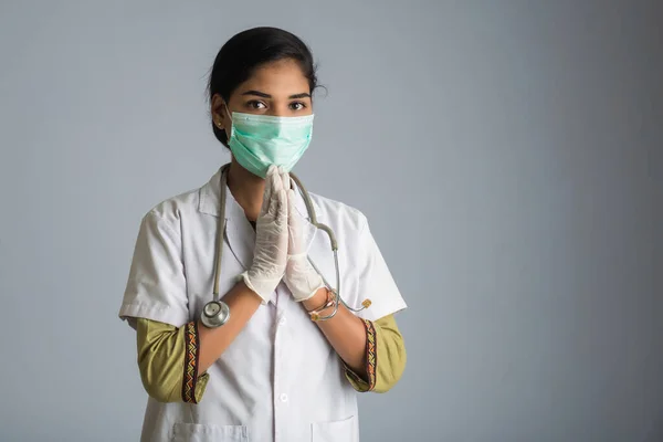 Jeune Femme Médecin Faisant Namaste Raison Épidémie Covid Nouvelle Salutation — Photo