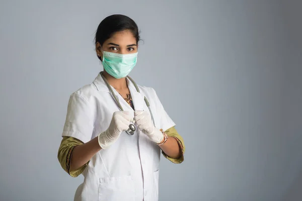 戴口罩的年轻女医生露出病征 头戴科罗那病毒外科口罩的医生 — 图库照片