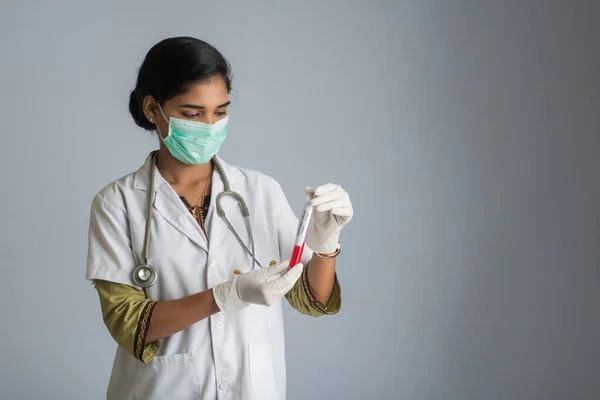 Femme Médecin Tenant Tube Essai Avec Échantillon Sang Pour Coronavirus — Photo