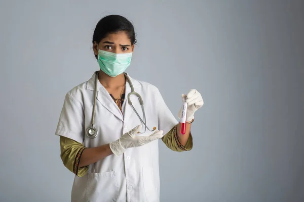 Femme Médecin Tenant Tube Essai Avec Échantillon Sang Pour Coronavirus — Photo