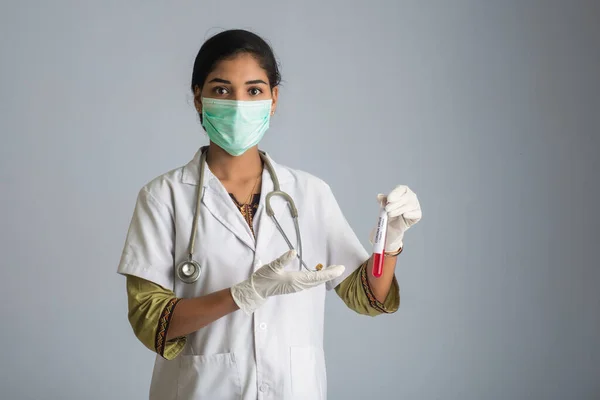 Femme Médecin Tenant Tube Essai Avec Échantillon Sang Pour Coronavirus — Photo