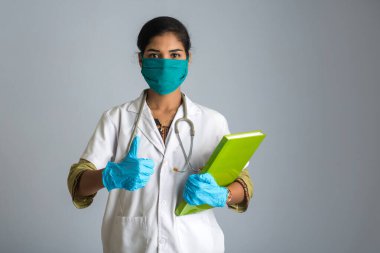 Tıbbi rapor ya da kitapla poz veren güzel genç kadın doktor..