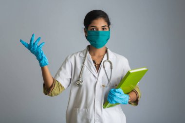 Tıbbi rapor ya da kitapla poz veren güzel genç kadın doktor..