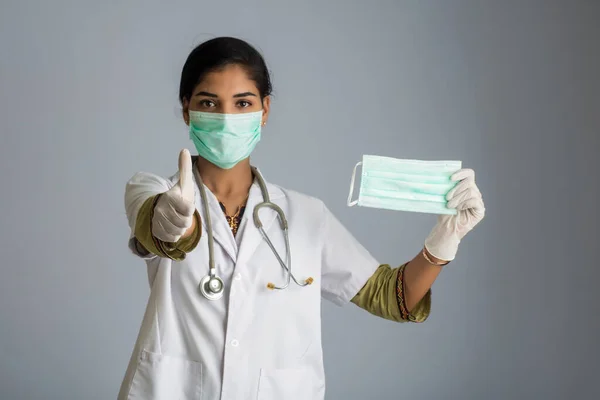 年轻女医生的画像 露出打开的医疗面具 检疫措施及拯救生命的概念 — 图库照片
