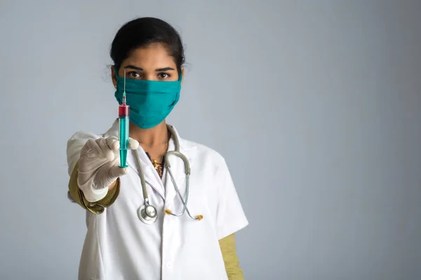 Ženský Lékař Stetoskopem Drží Ukazuje Injekce Nebo Stříkačku — Stock fotografie