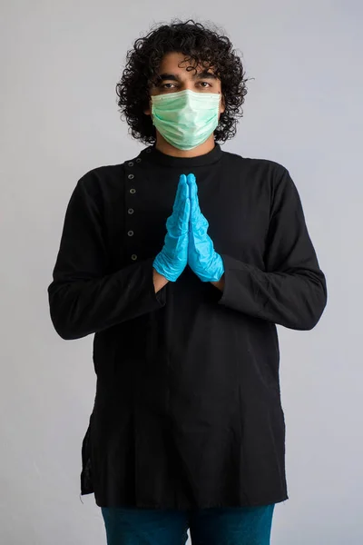 Jeune Homme Faisant Namaste Cause Épidémie Covid Nouvelle Salutation Pour — Photo