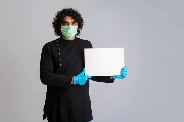 Jeune Homme Portant Masque Médical Montrant Tableau Blanc — Photo