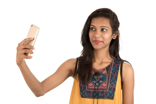 Retrato Una Joven Feliz Usando Teléfono Móvil Aislado Sobre Fondo —  Fotos de Stock