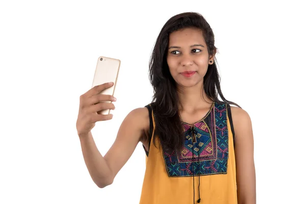 Portrét Šťastné Mladé Dívky Pomocí Mobilního Telefonu Izolované Přes Bílé — Stock fotografie