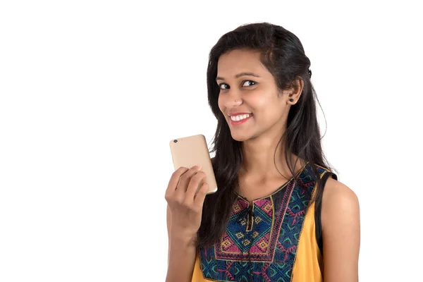 白い背景の上に孤立した携帯電話を使用して幸せな若い女の子の肖像画 — ストック写真