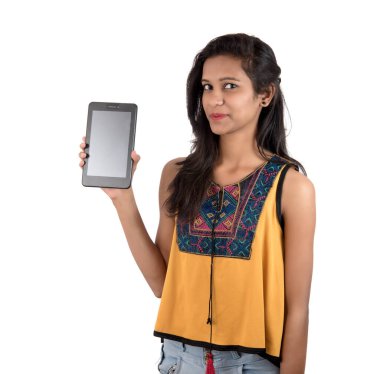 Beyaz arka planda boş ekranlı akıllı telefonu tutan güzel bir kadın.