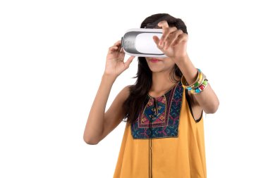 VR cihazına benzeyen güzel bir kız. Sanal gerçeklik gözlüğü takan genç bir kız..