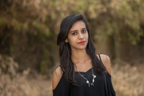 Mooi Jong Meisje Poseren Een Park Portret — Stockfoto