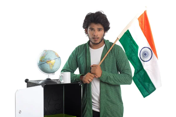 Jongeman Met Indiase Vlag Tricolor Met Wereld Bol Witte Achtergrond — Stockfoto