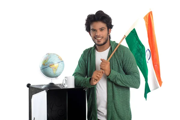 Jongeman Met Indiase Vlag Tricolor Met Wereld Bol Witte Achtergrond — Stockfoto