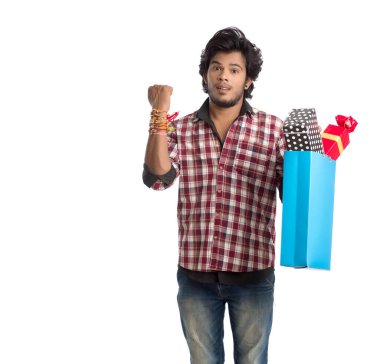 Raksha Bandhan festivali vesilesiyle ellerinde alışveriş poşetleri ve hediye kutusuyla rakhi gösteren genç adamlar..