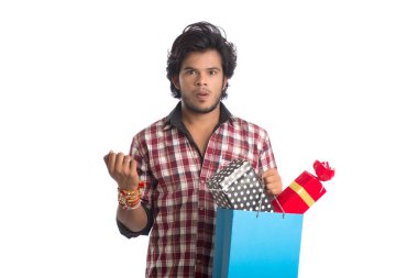 Raksha Bandhan festivali vesilesiyle ellerinde alışveriş poşetleri ve hediye kutusuyla rakhi gösteren genç adamlar..