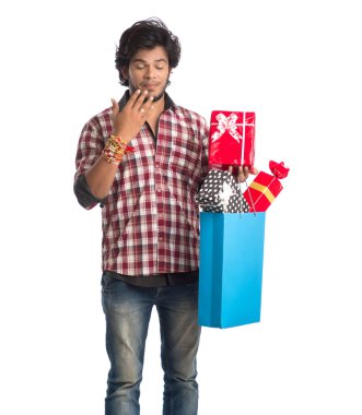 Raksha Bandhan festivali vesilesiyle ellerinde alışveriş poşetleri ve hediye kutusuyla rakhi gösteren genç adamlar..