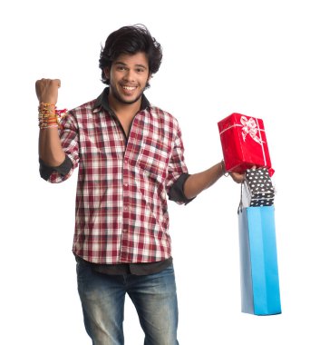 Raksha Bandhan festivali vesilesiyle ellerinde alışveriş poşetleri ve hediye kutusuyla rakhi gösteren genç adamlar..