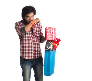 Raksha Bandhan festivali vesilesiyle ellerinde alışveriş poşetleri ve hediye kutusuyla rakhi gösteren genç adamlar..