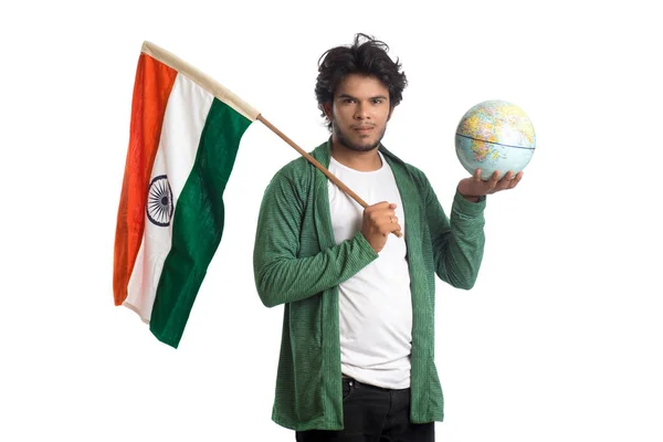 Ung Man Med Indisk Flagga Eller Tricolor Med Världen Globen — Stockfoto