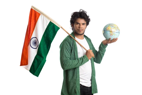 Joven Con Bandera India Tricolor Con Globo Terráqueo Sobre Fondo —  Fotos de Stock