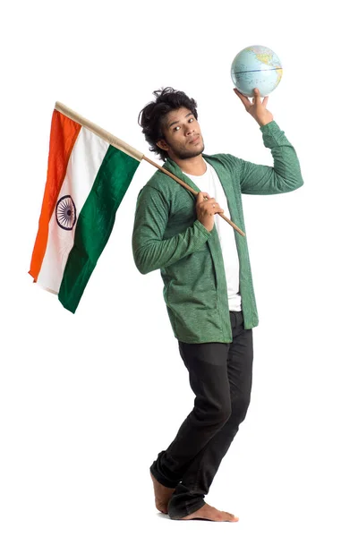 Joven Con Bandera India Tricolor Con Globo Terráqueo Sobre Fondo —  Fotos de Stock