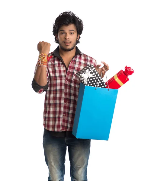 Jonge Mannen Tonen Rakhi Zijn Hand Met Boodschappentassen Geschenkdoos Ter — Stockfoto