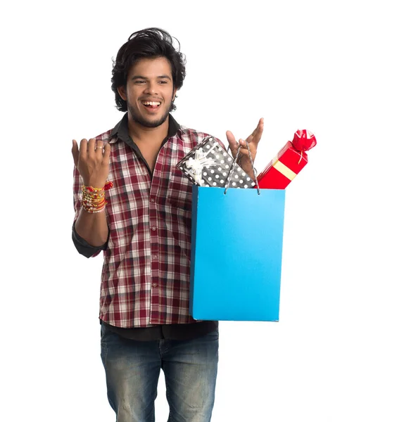 Jóvenes Mostrando Rakhi Mano Con Bolsas Compras Caja Regalo Con — Foto de Stock