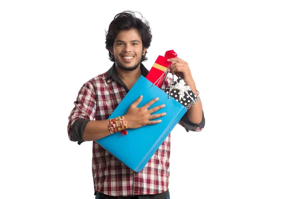 Jóvenes Mostrando Rakhi Mano Con Bolsas Compras Caja Regalo Con — Foto de Stock