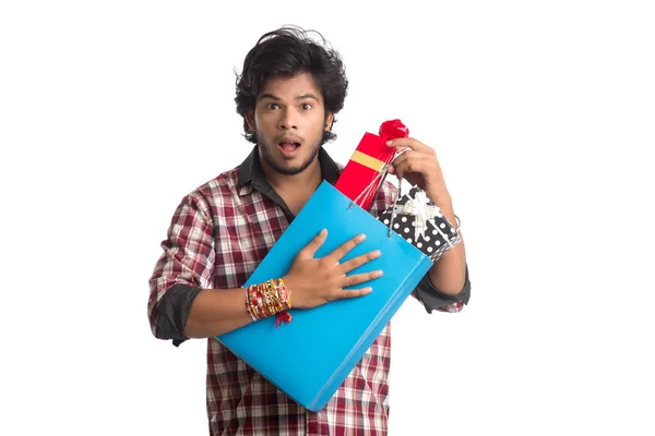 Jóvenes Mostrando Rakhi Mano Con Bolsas Compras Caja Regalo Con — Foto de Stock