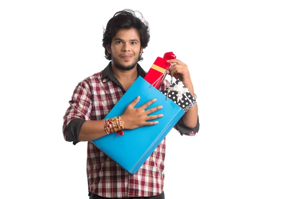 Jóvenes Mostrando Rakhi Mano Con Bolsas Compras Caja Regalo Con — Foto de Stock