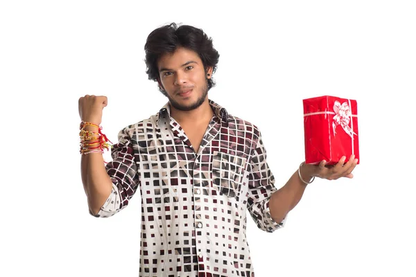 Hombre Hermano Mostrando Rakhi Mano Con Bolsas Compras Caja Regalo —  Fotos de Stock