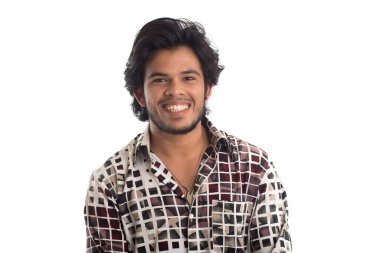 Beyaz arka planda poz veren genç bir adam.