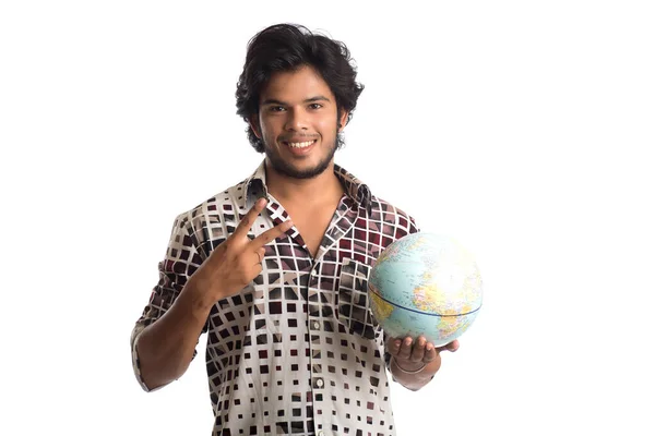 Jeune Homme Avec Globe Terrestre Sur Fond Blanc — Photo