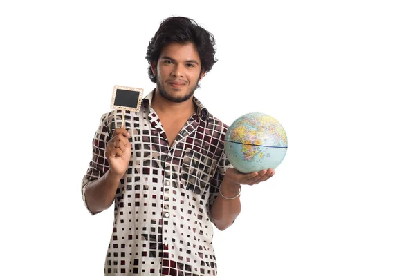 Joven Sosteniendo Globo Terráqueo Una Pequeña Tabla Sobre Fondo Blanco — Foto de Stock