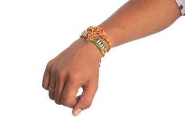 Raksha Bandhan festivali vesilesiyle rakhi gösteren genç adamlar..