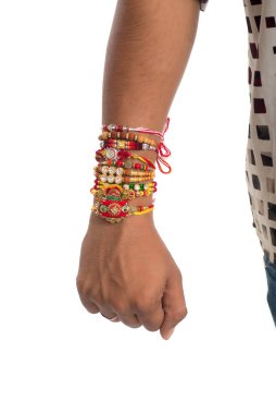 Raksha Bandhan festivali vesilesiyle rakhi gösteren genç adamlar..