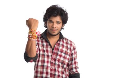 Raksha Bandhan festivali vesilesiyle rakhi gösteren genç adamlar..