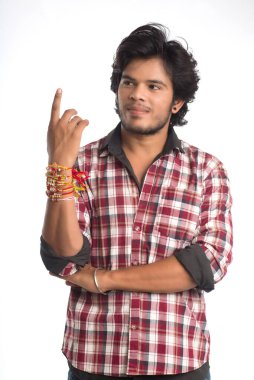 Raksha Bandhan festivali vesilesiyle rakhi gösteren genç adamlar..