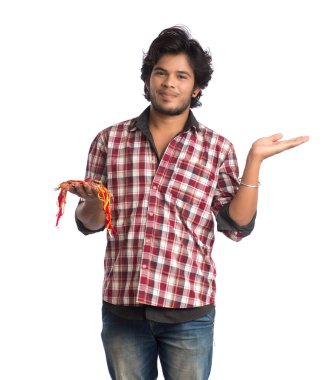 Raksha Bandhan festivali vesilesiyle rakhi gösteren ve ifade veren genç adamlar.