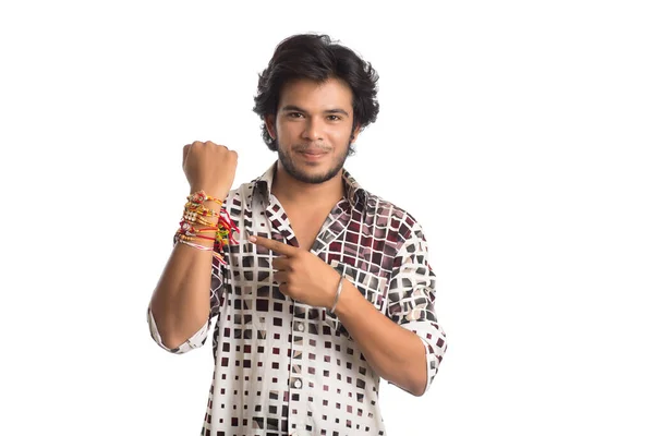 Jóvenes Mostrando Rakhi Mano Con Motivo Del Festival Raksha Bandhan —  Fotos de Stock