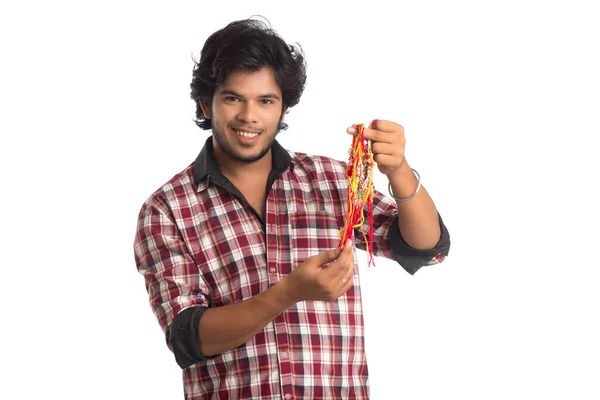 Jonge Mannen Tonen Rakhi Hand Geven Uitdrukking Aan Een Gelegenheid — Stockfoto