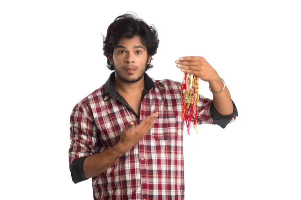 Jóvenes Mostrando Rakhi Mano Dando Expresión Una Ocasión Del Festival —  Fotos de Stock