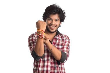 Raksha Bandhan festivali vesilesiyle rakhi gösteren genç adamlar..