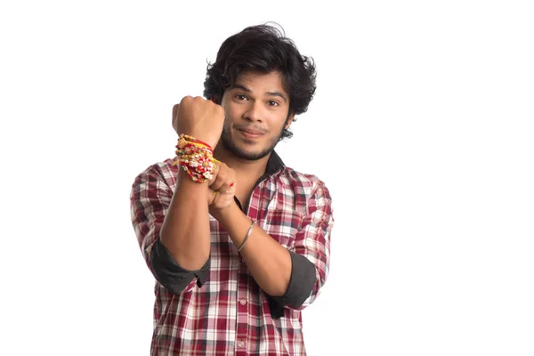 Jonge Mannen Tonen Rakhi Zijn Hand Ter Gelegenheid Van Raksha — Stockfoto