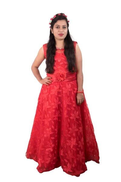 Junges Mädchen Rotem Kleid Posiert Auf Weißem Hintergrund — Stockfoto