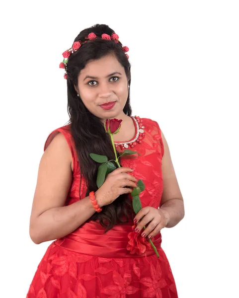 Hermosa Joven Mujer Sosteniendo Posando Con Flor Rosa Roja Sobre —  Fotos de Stock