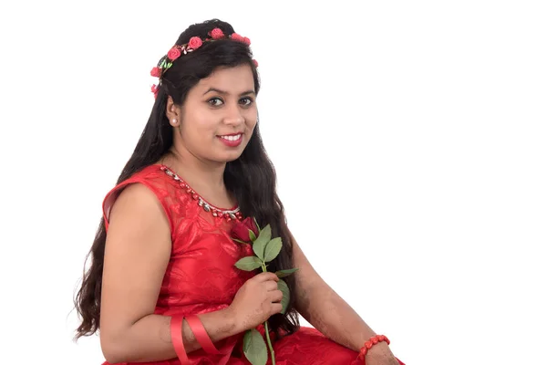 Hermosa Joven Mujer Sosteniendo Posando Con Flor Rosa Roja Sobre — Foto de Stock