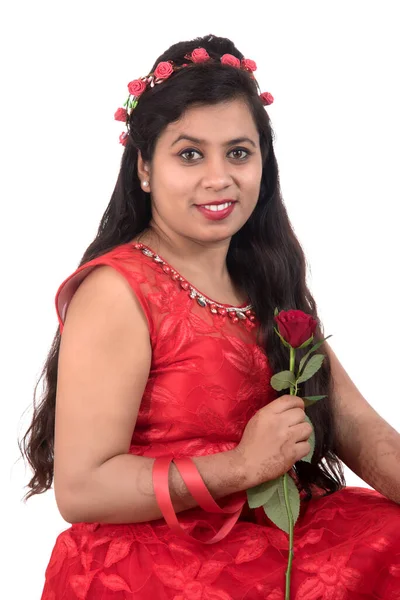 Menina Bonita Mulher Segurando Posando Com Flor Rosa Vermelha Fundo — Fotografia de Stock